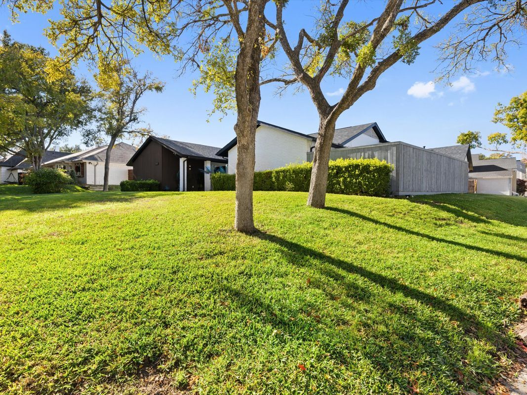 Building Photo - 16825 Park Hill Dr