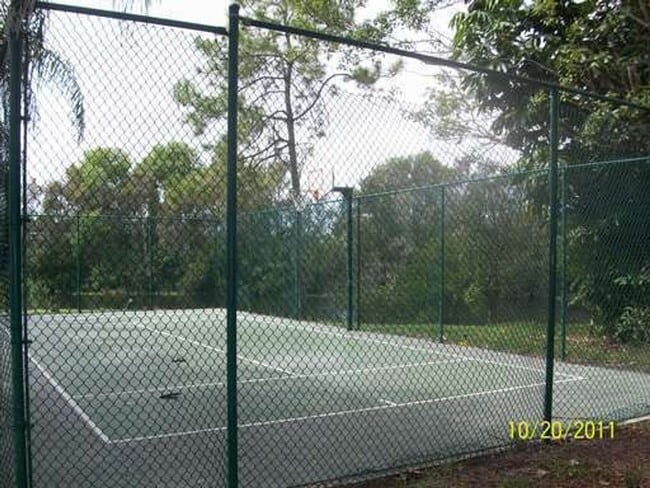 Building Photo - 1 Bedroom/ 1 Bath 3rd Floor Condo In Village Creek