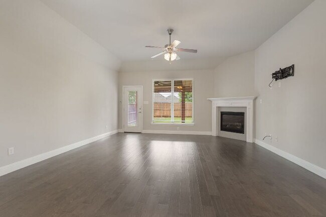 Building Photo - "Beautiful 3-Bed, 2-Bath Retreat in Northl...