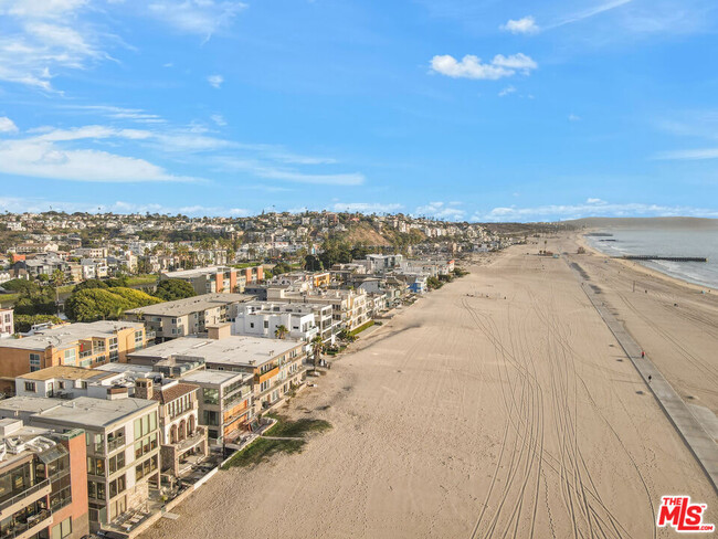 Building Photo - 6209 Ocean Front Walk