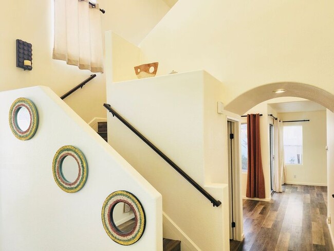 Building Photo - 5 Andaluz