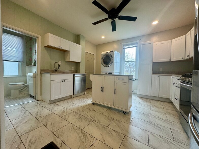 Building Photo - 121 Chicago Ave