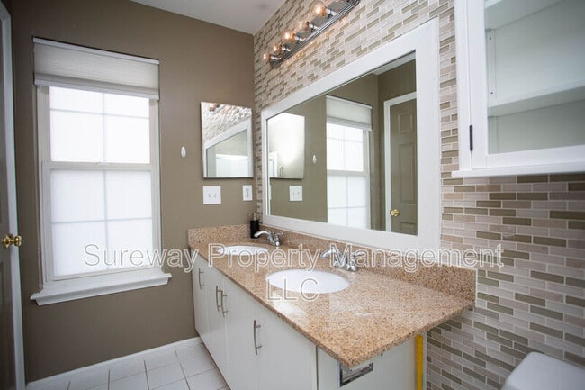 Building Photo - 605 Doral Dr