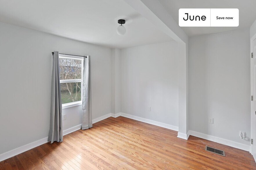 Building Photo - 1334 Newton St NE