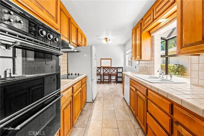 Building Photo - 454 N Shattuck Pl