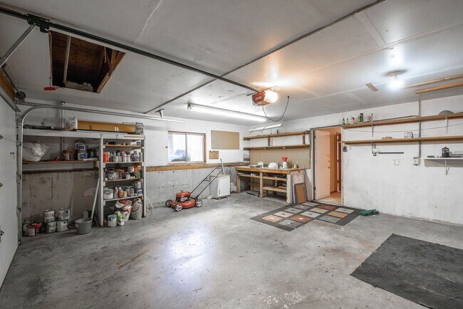 Building Photo - Spacious 3-Bed Home in Hayden Lake with La...