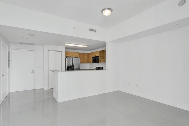 Building Photo - 1 bedroom and 1 bath condo located east side of Biscayne Blvd Miami Florida