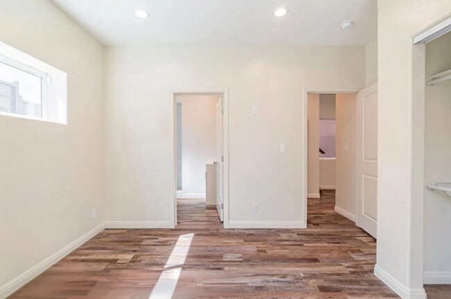 Building Photo - 3258 1/2 Dundas St.