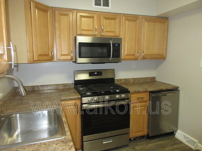 Building Photo - 2128 Eccles St