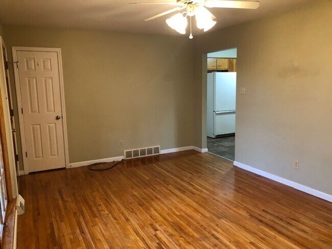 Building Photo - 3 BR 2 BA Ranch