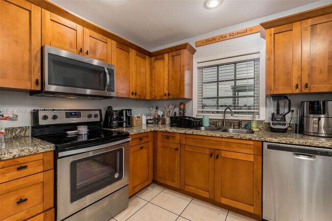 Building Photo - 325 Calusa St