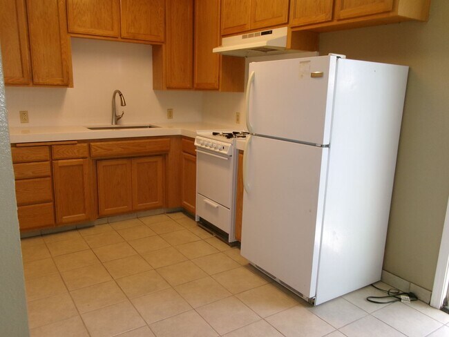 Building Photo - TRIPLEX OAKDALE