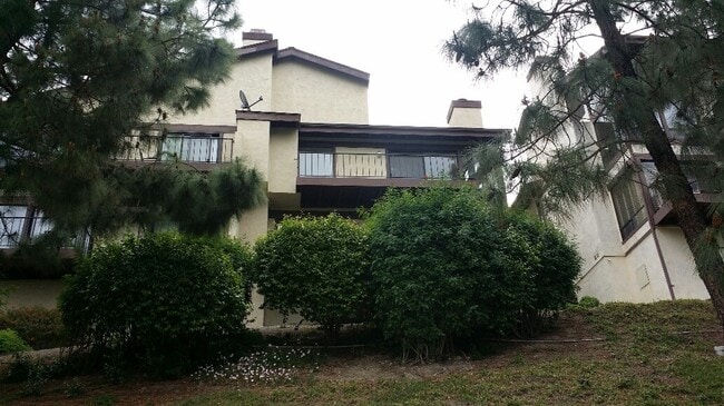 Building Photo - View 2bed 2.5bath, 3 Balconies, 2 Car Garage, pool in Tierrasanta!