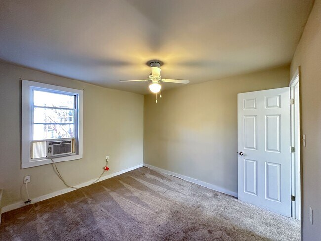 Building Photo - Bright 2 Bed 1 Bath Townhome w/ Den in But...