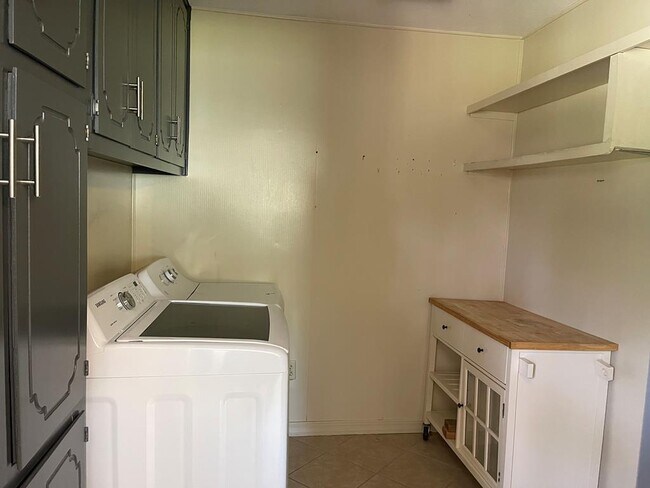 Building Photo - 6209 Glenhaven Dr