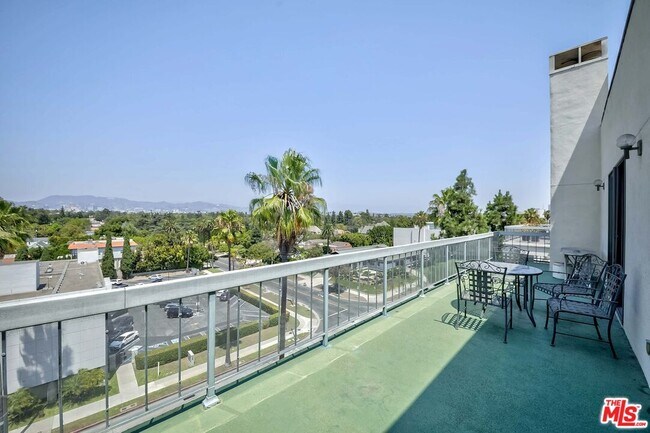 Building Photo - 4460 Wilshire Blvd