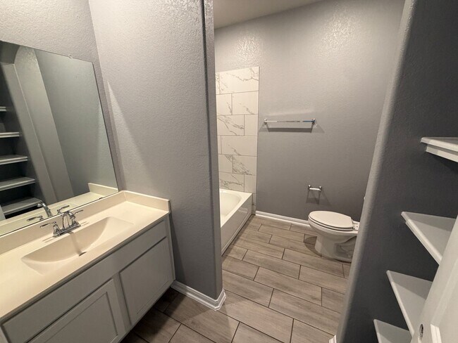 Building Photo - 3923 Gervasi