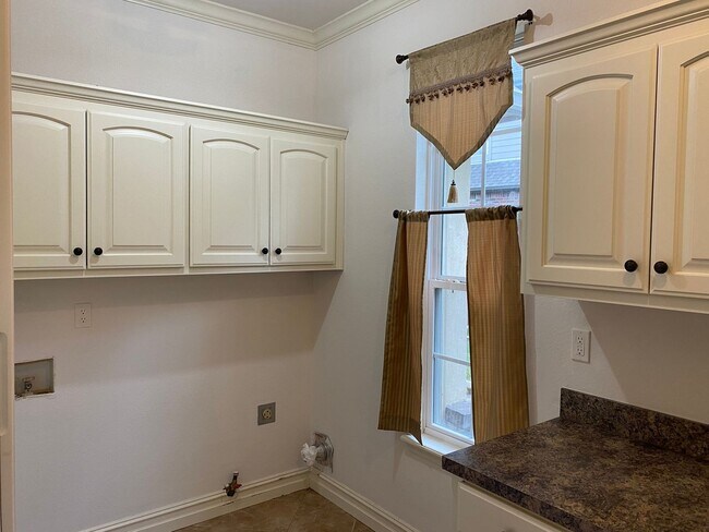 Building Photo - Lovely Stone/Stucco Home Nestled In Cul-De...