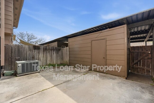 Building Photo - 12447 Sharpview Dr