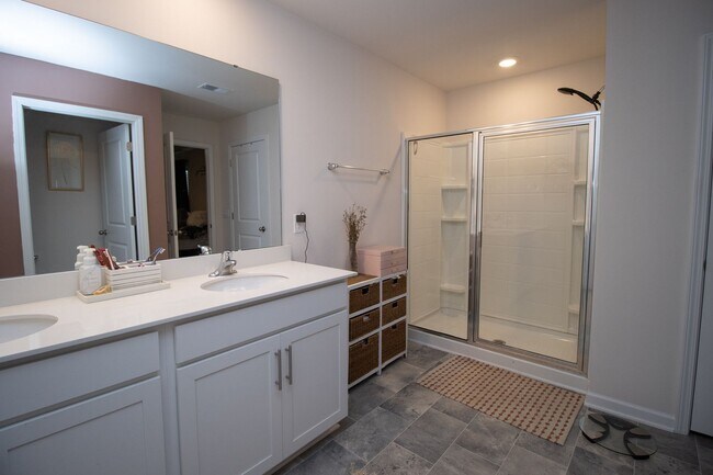 Building Photo - Stylish & Spacious Pet-Friendly Home in Bo...