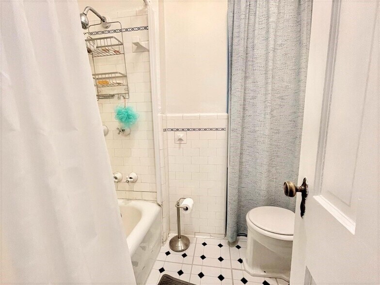 Building Photo - 76 Martin St