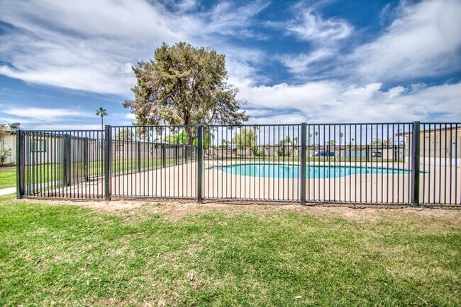 Building Photo - Charming 3 bedroom Townhome near MCC & Med...