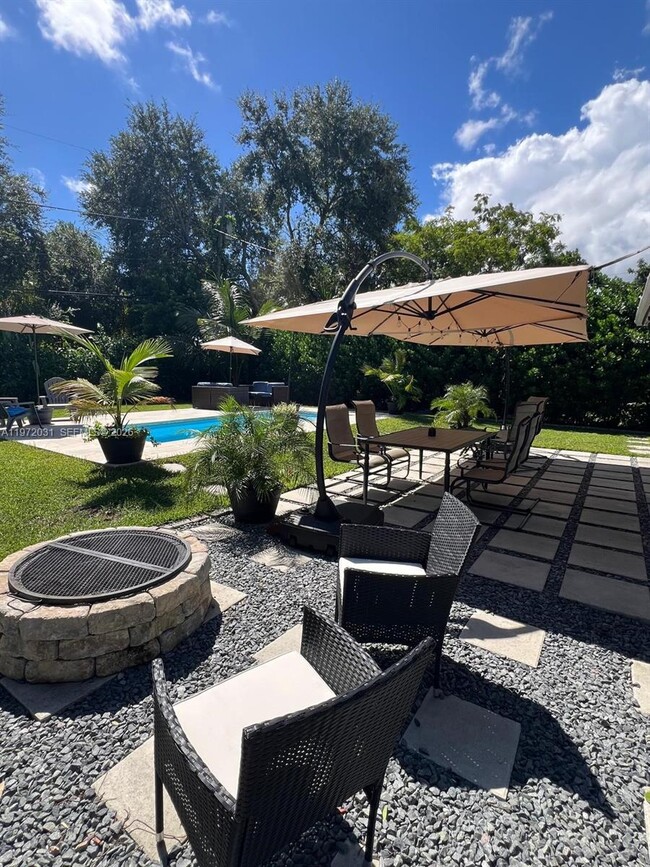 Building Photo - 1430 NE 149th St