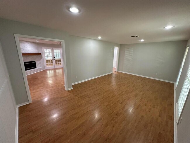 Building Photo - 835 Wycliffe Dr