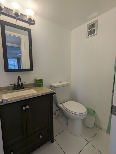 1/2 Bath - 105 Chatham E