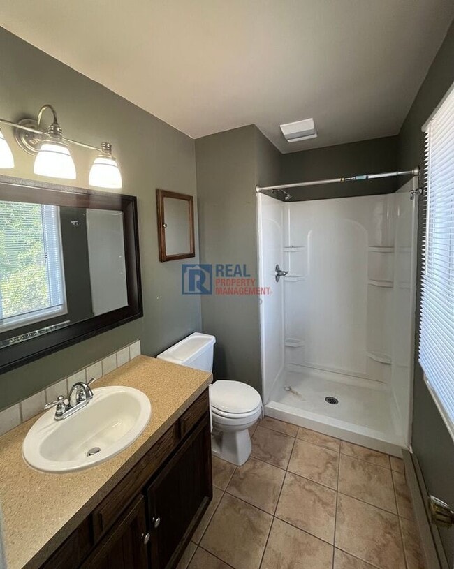 Building Photo - 3207 Camelot Dr