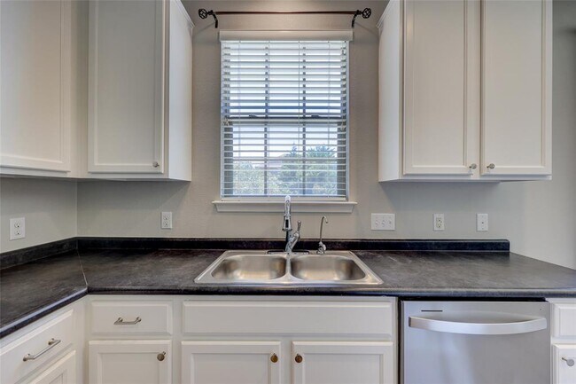 Building Photo - 841 Water Hyacinth Loop