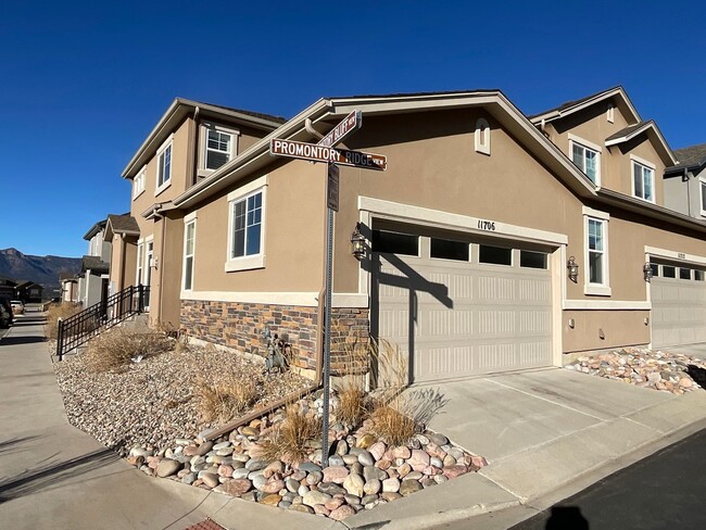 Building Photo - 2 Master Suite Townhome Available Near Voy...