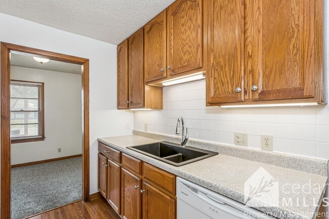 Building Photo - Spacious 3 bedroom - ready for move in!