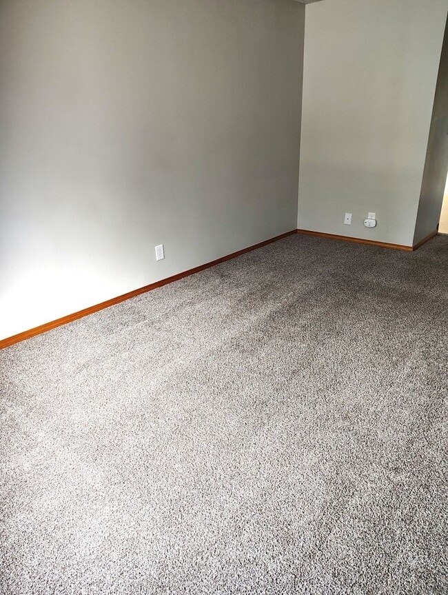 Building Photo - ### KENT HOUSE/DUPLEX in friendly neighbor...