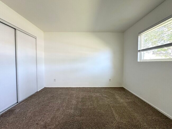 Building Photo - Beautiful three bedroom two bath home in Roseville!!