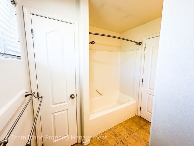 Building Photo - Beautiful 4 bedroom 3 bath townhouse w/att...
