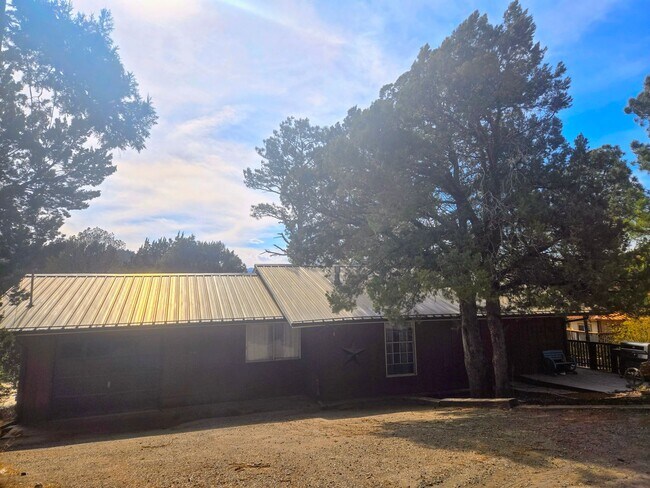 Primary Photo - Furnished Four Bedroom Home With Sierra Bl...