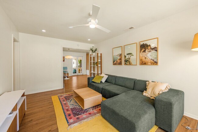 Building Photo - Oak View 3 bedroom 2 bath