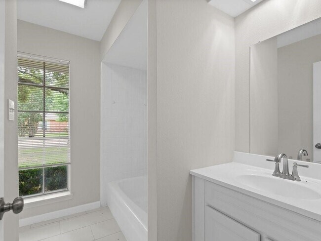 Building Photo - 2001 Briar Ln