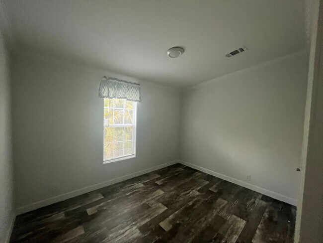 Building Photo - 55 Eland Dr