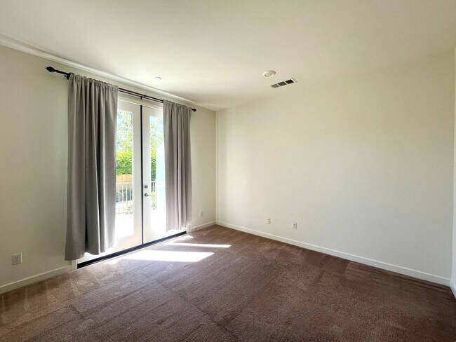 Building Photo - 2 bed, 2.5 bath located in Corona, CA!