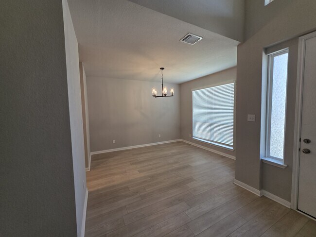 Building Photo - 10001 Kensley Rose Dr