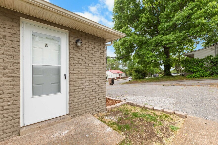 Building Photo - 895 W Sharpe Ave