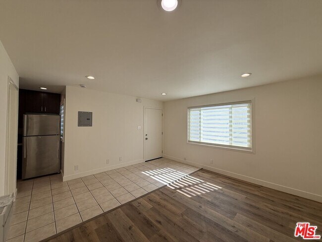 Building Photo - 2400 Vanderbilt Ln