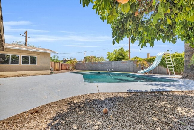 Building Photo - 6 Bedrooms, 3 Bath,  Pool CLOSE TO ASU (Rural & Broadway)