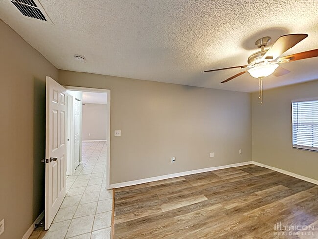 Building Photo - 10827 Claymont Dr
