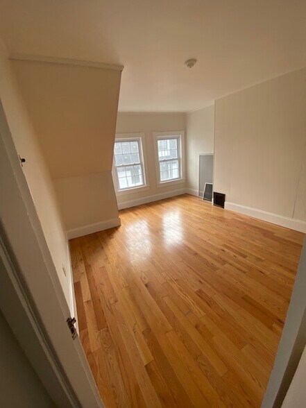 Building Photo - 21 Bentley St