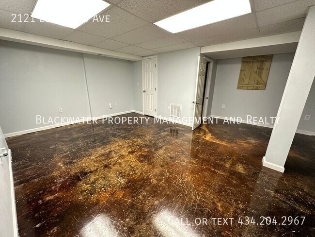 Building Photo - Move In Special! 1/2 Off First Full Month'...