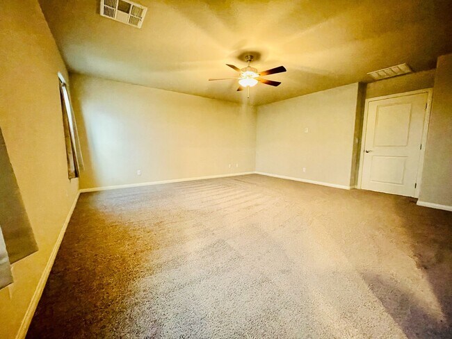 Building Photo - Newer 5 Bd, 3 Bth, Bonus Room, Open Floor ...