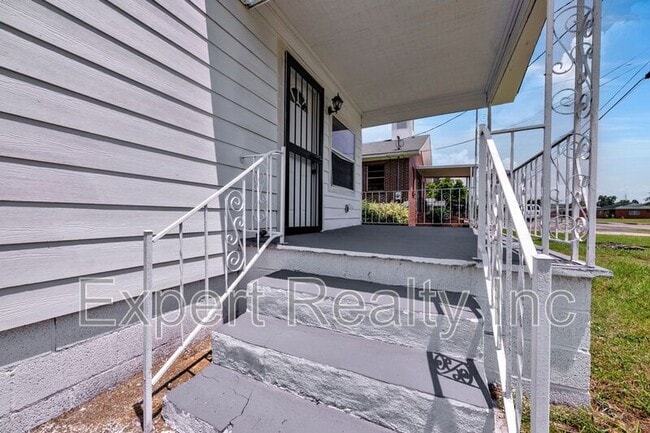 Building Photo - 711 12th St N